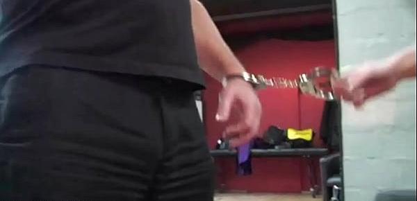 Sklaven Qual und Sklaven Folter, extrem BDSM Fetisch Session mit deutscher Domina im Studio, Sklave gefoltert